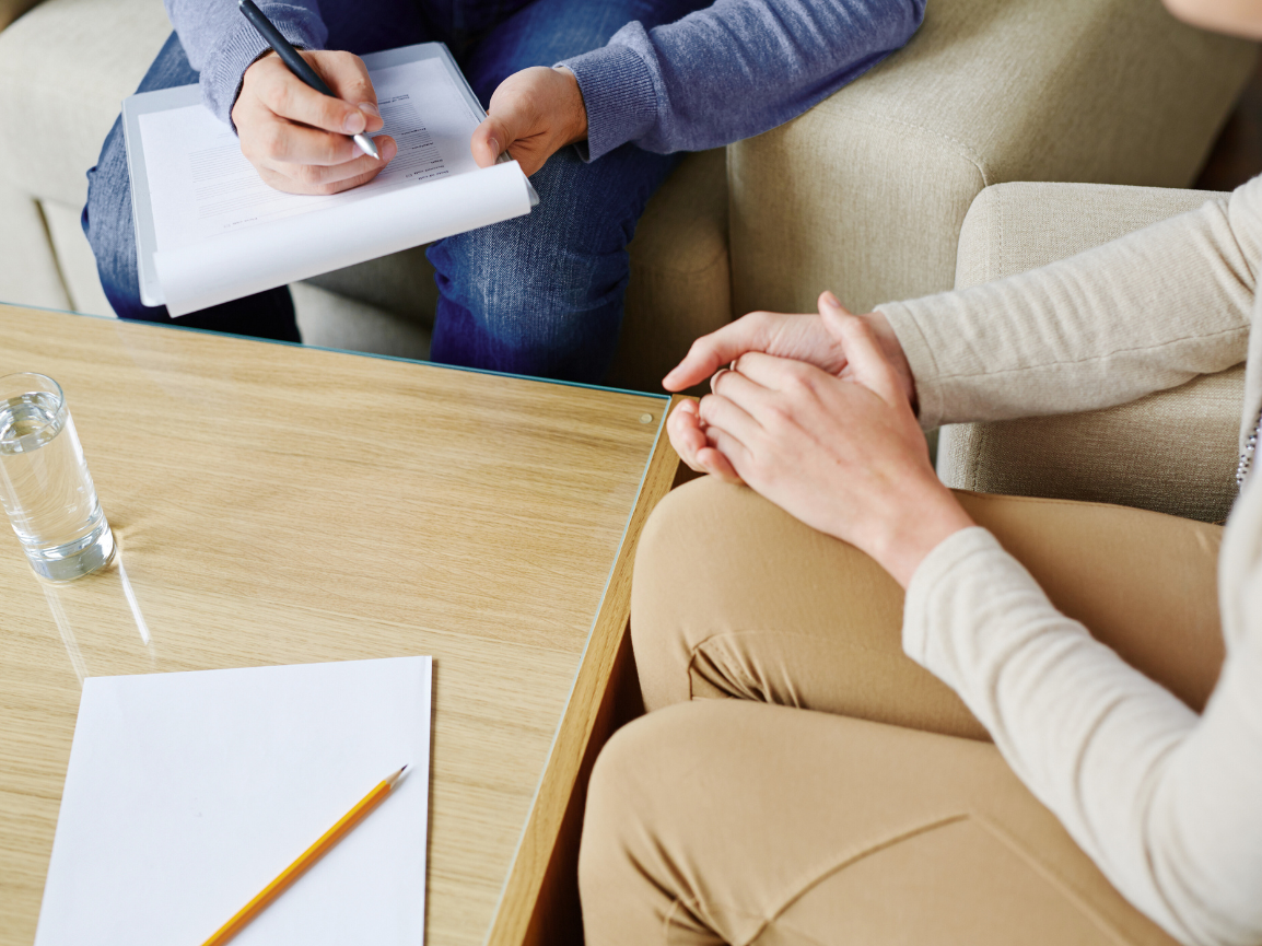 Teamoverleg waarin psychologische veiligheid en open communicatie centraal staan